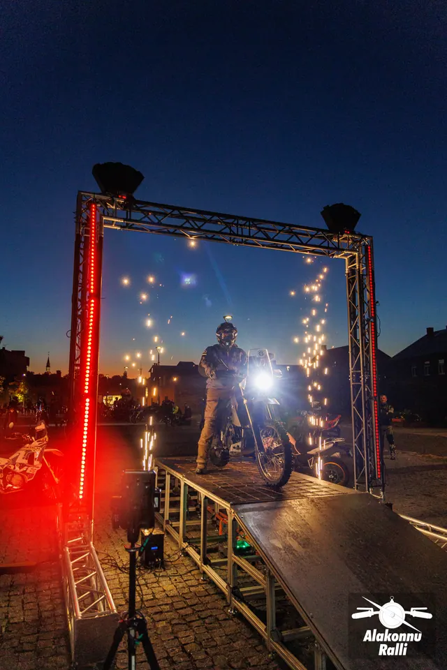 Mootorrattur valgustatud stardivärava all – Alakonnu Ralli 2026, SS1