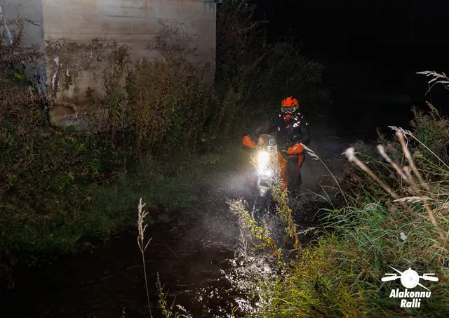 A motorcycle rider with headlight on a forest trail at night – Alakonnu Rally 2026, SS1