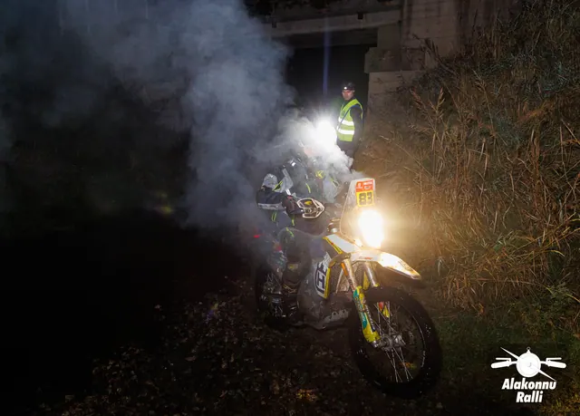 A motorcycle rider with headlight on a forest trail at night – Alakonnu Rally 2026, SS1
