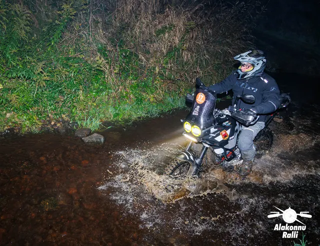 A motorcycle rider with headlight on a forest trail at night – Alakonnu Rally 2026, SS1