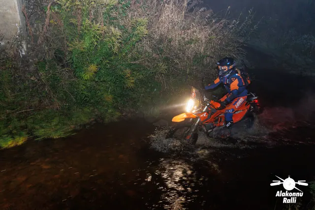 A motorcycle rider with headlight on a forest trail at night – Alakonnu Rally 2026, SS1