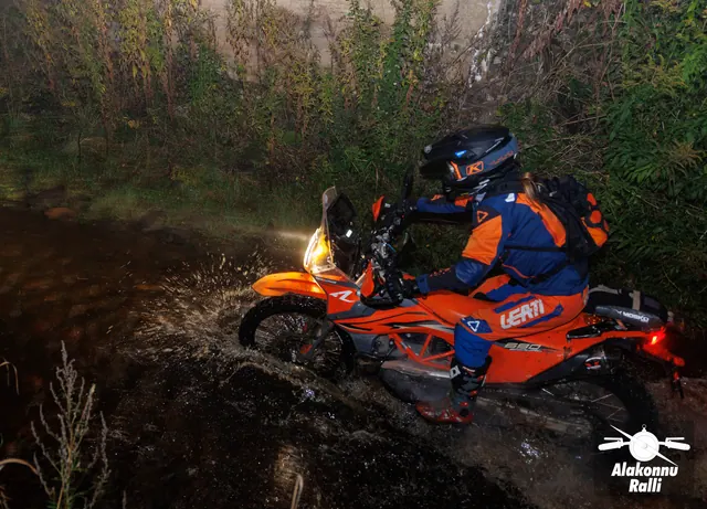 A motorcycle rider with headlight on a forest trail at night – Alakonnu Rally 2026, SS1