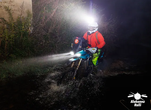 A motorcycle rider with headlight on a forest trail at night – Alakonnu Rally 2026, SS1