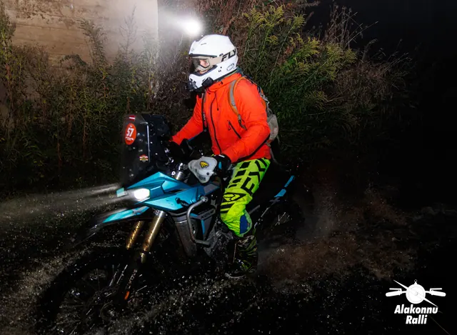 A motorcycle rider with headlight on a forest trail at night – Alakonnu Rally 2026, SS1