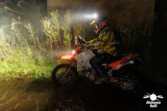 A motorcycle rider with headlight on a forest trail at night – Alakonnu Rally 2026, SS1