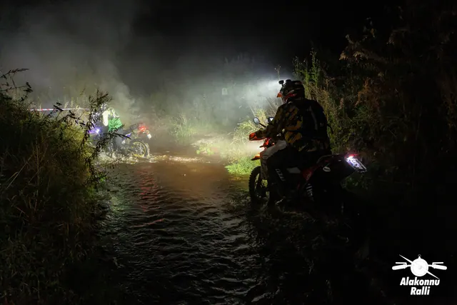 A motorcycle rider with headlight on a forest trail at night – Alakonnu Rally 2026, SS1