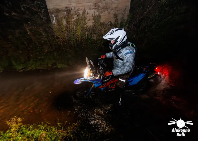 A motorcycle rider with headlight on a forest trail at night – Alakonnu Rally 2026, SS1