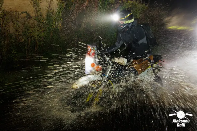 A motorcycle rider with headlight on a forest trail at night – Alakonnu Rally 2026, SS1