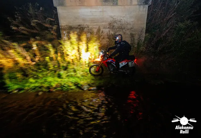 A motorcycle rider with headlight on a forest trail at night – Alakonnu Rally 2026, SS1