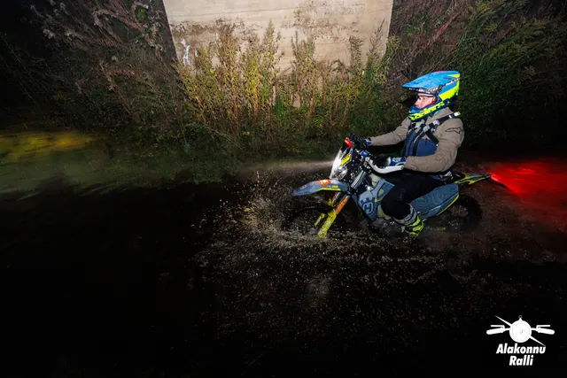 A motorcycle rider with headlight on a forest trail at night – Alakonnu Rally 2026, SS1