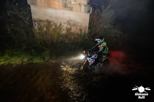 A motorcycle rider with headlight on a forest trail at night – Alakonnu Rally 2026, SS1