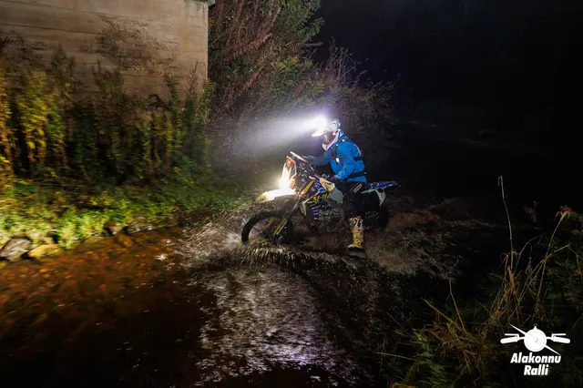 A motorcycle rider with headlight on a forest trail at night – Alakonnu Rally 2026, SS1