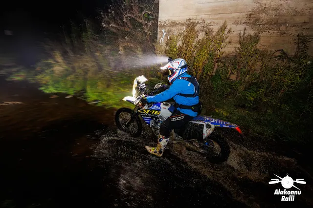 A motorcycle rider with headlight on a forest trail at night – Alakonnu Rally 2026, SS1