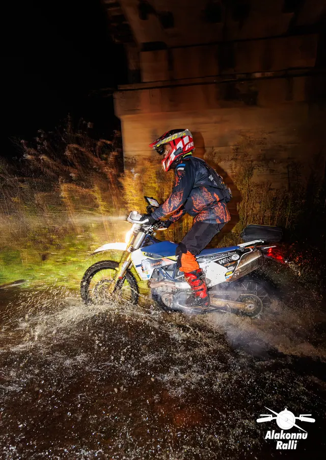 A motorcycle rider with headlight on a forest trail at night – Alakonnu Rally 2026, SS1