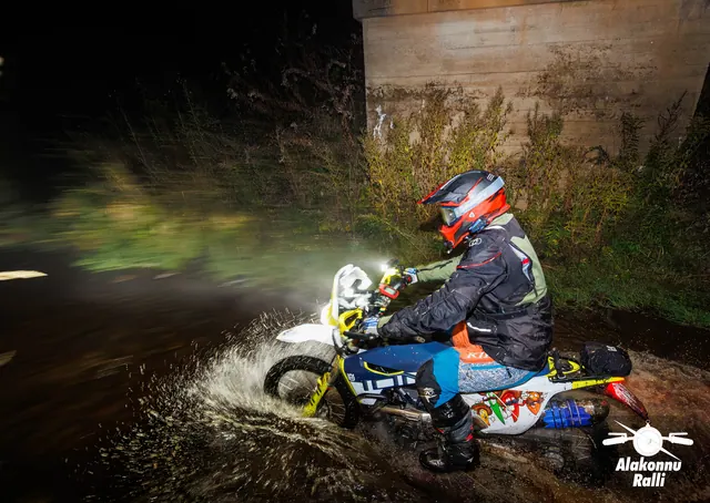 A motorcycle rider with headlight on a forest trail at night – Alakonnu Rally 2026, SS1