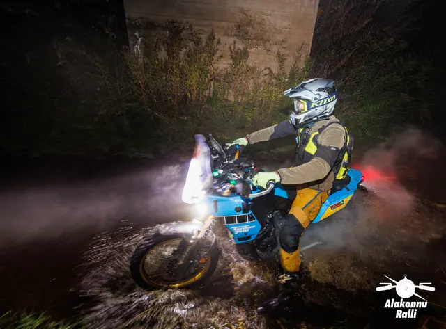 A motorcycle rider with headlight on a forest trail at night – Alakonnu Rally 2026, SS1