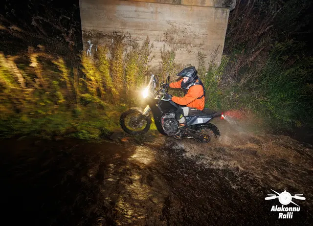 A motorcycle rider with headlight on a forest trail at night – Alakonnu Rally 2026, SS1