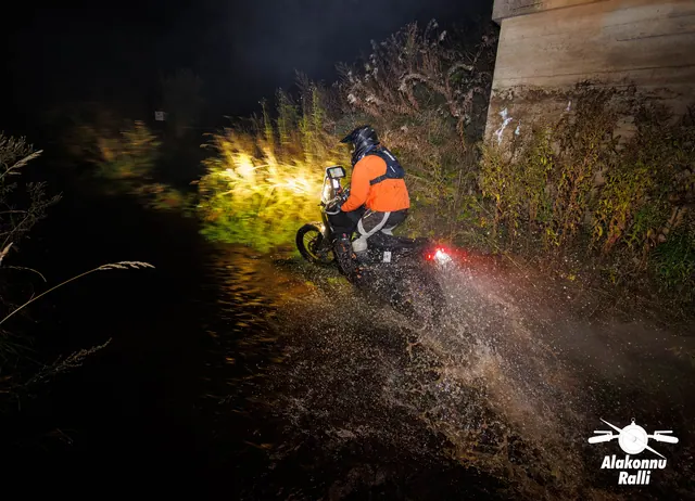 A motorcycle rider with headlight on a forest trail at night – Alakonnu Rally 2026, SS1