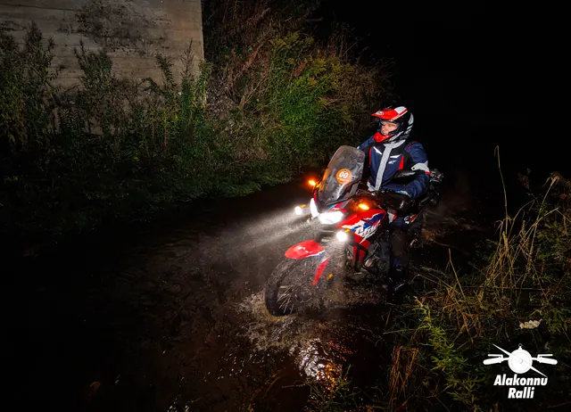 A motorcycle rider with headlight on a forest trail at night – Alakonnu Rally 2026, SS1