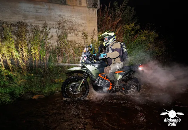 A motorcycle rider with headlight on a forest trail at night – Alakonnu Rally 2026, SS1