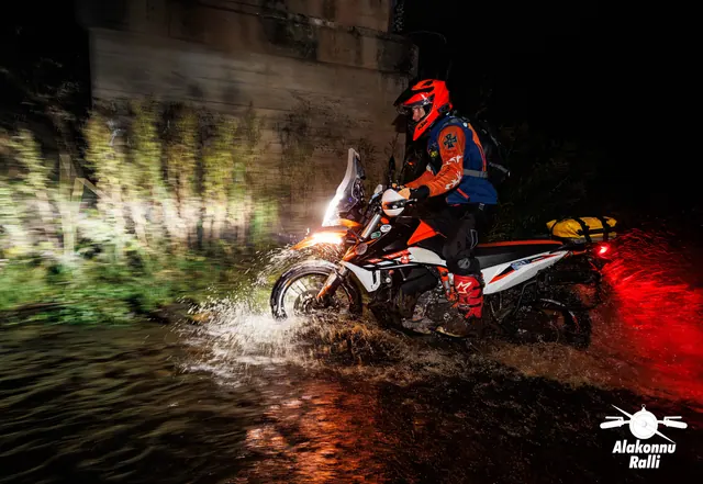A motorcycle rider with headlight on a forest trail at night – Alakonnu Rally 2026, SS1