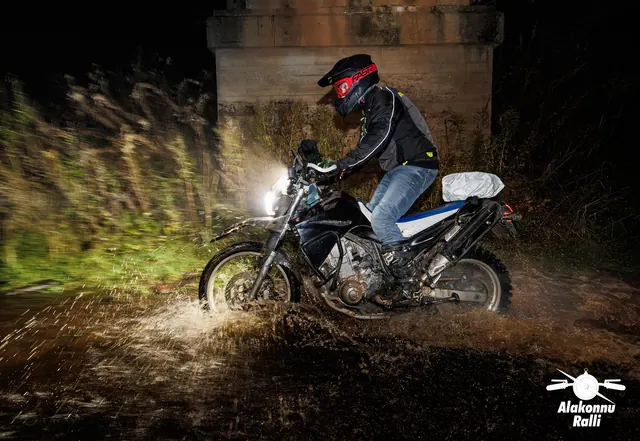 A motorcycle rider with headlight on a forest trail at night – Alakonnu Rally 2026, SS1