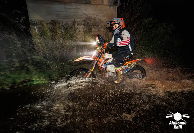 A motorcycle rider with headlight on a forest trail at night – Alakonnu Rally 2026, SS1