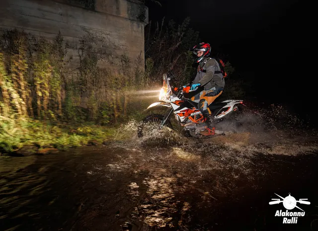 A motorcycle rider with headlight on a forest trail at night – Alakonnu Rally 2026, SS1
