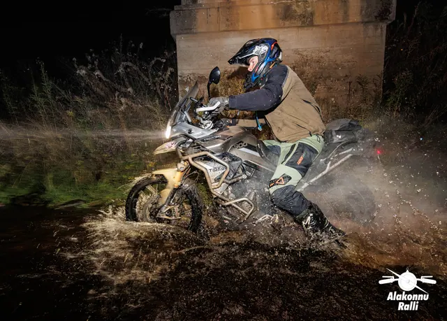 A motorcycle rider with headlight on a forest trail at night – Alakonnu Rally 2026, SS1