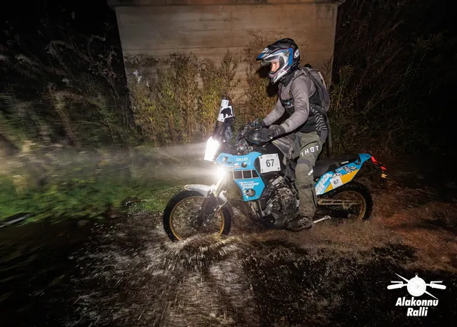 A motorcycle rider with headlight on a forest trail at night – Alakonnu Rally 2026, SS1