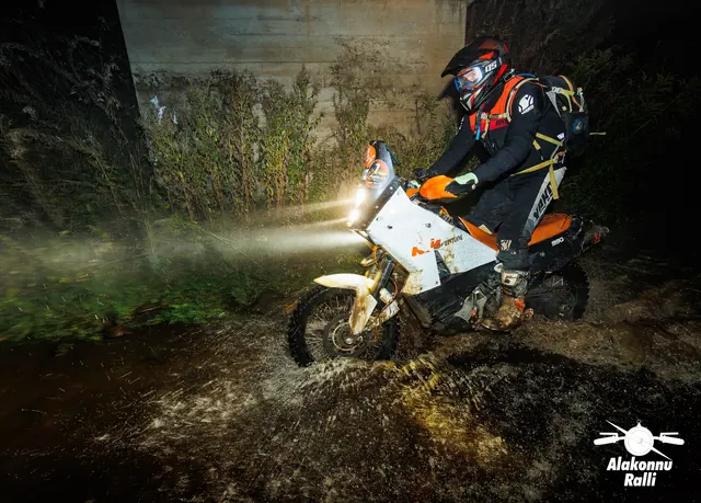 A motorcycle rider with headlight on a forest trail at night – Alakonnu Rally 2026, SS1