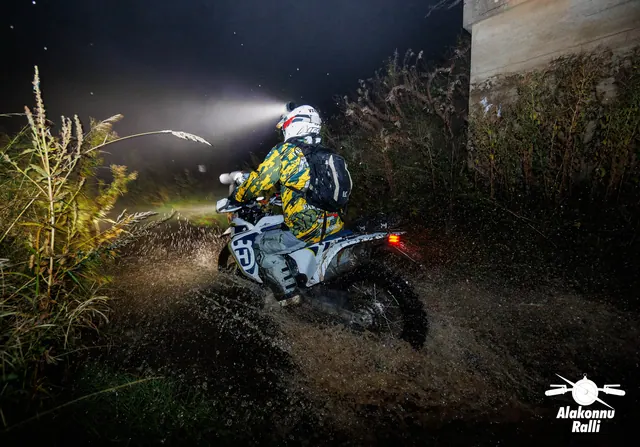 A motorcycle rider with headlight on a forest trail at night – Alakonnu Rally 2026, SS1