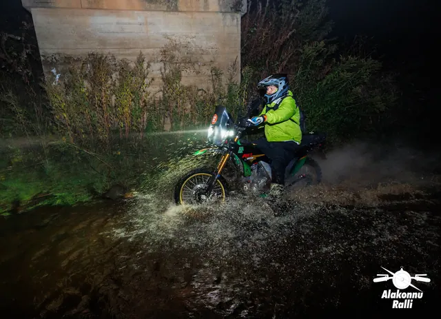 A motorcycle rider with headlight on a forest trail at night – Alakonnu Rally 2026, SS1
