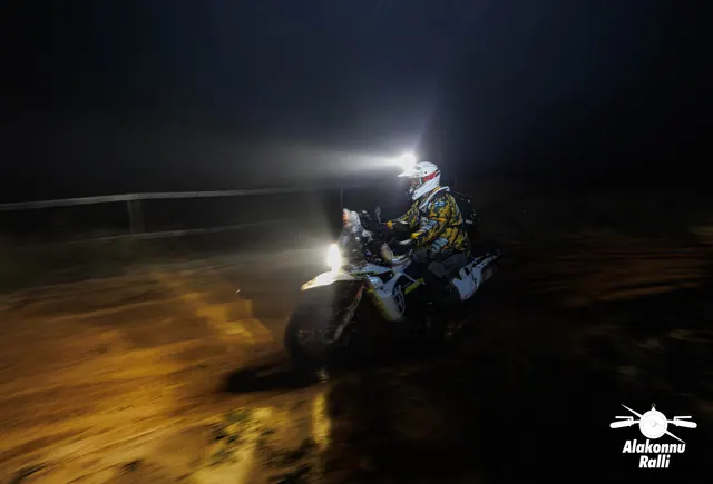 A motorcycle rider with headlight on a forest trail at night – Alakonnu Rally 2026, SS1
