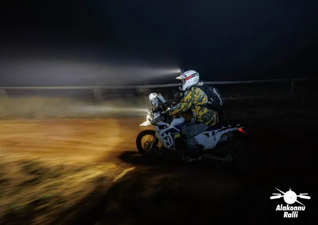 A motorcycle rider on the night stage with headlight illuminating the trail – Alakonnu Rally 2026, SS1