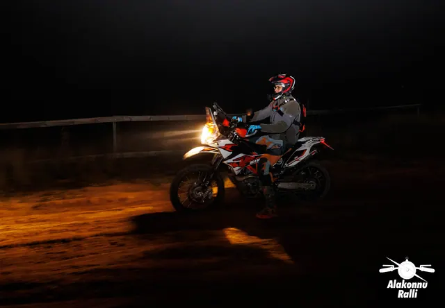 A motorcycle rider on the night stage with headlight illuminating the trail – Alakonnu Rally 2026, SS1