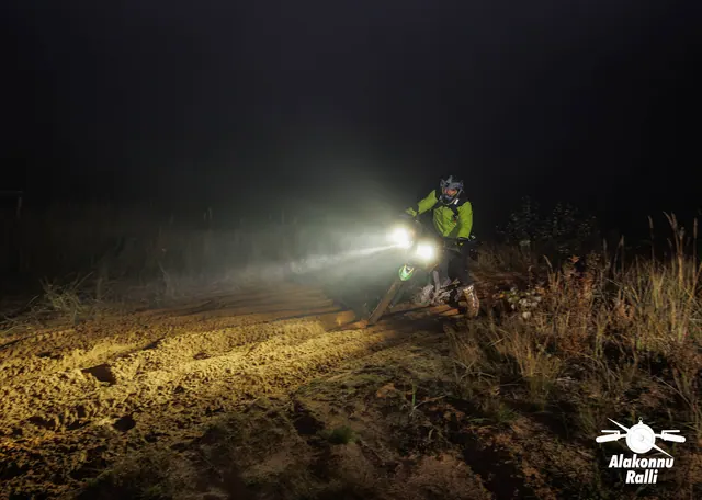 A motorcycle rider on the night stage with headlight illuminating the trail – Alakonnu Rally 2026, SS1