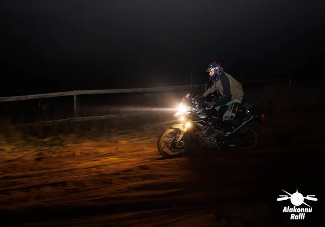 A motorcycle rider on the night stage with headlight illuminating the trail – Alakonnu Rally 2026, SS1