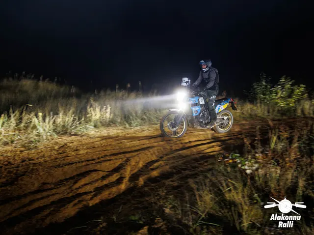 A motorcycle rider on the night stage with headlight illuminating the trail – Alakonnu Rally 2026, SS1
