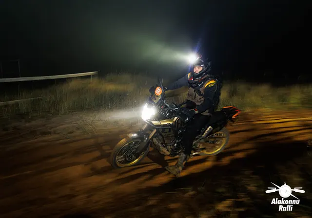 A motorcycle rider on the night stage with headlight illuminating the trail – Alakonnu Rally 2026, SS1