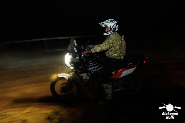 A motorcycle rider on the night stage with headlight illuminating the trail – Alakonnu Rally 2026, SS1