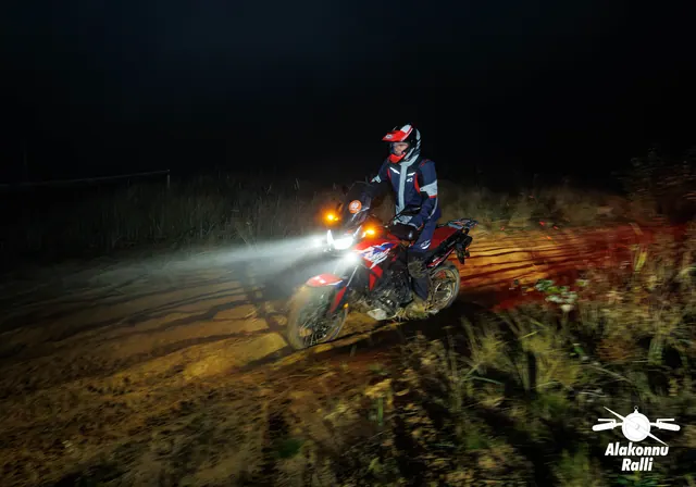 A motorcycle rider on the night stage with headlight illuminating the trail – Alakonnu Rally 2026, SS1