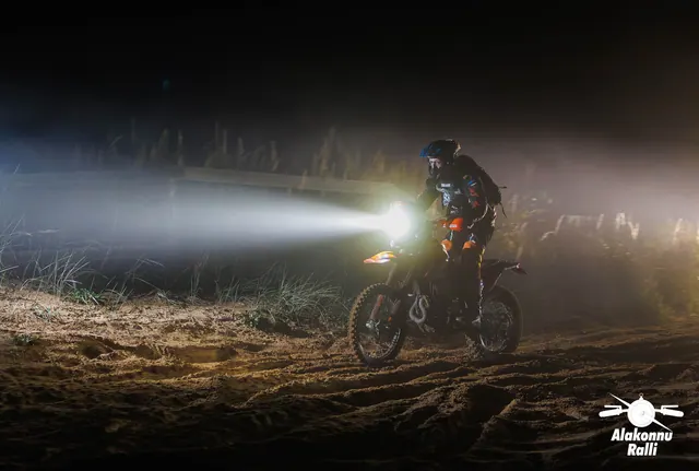 Mootorrattur sõidab öisel rajal esitule valguses – Alakonnu Ralli 2026, SS1