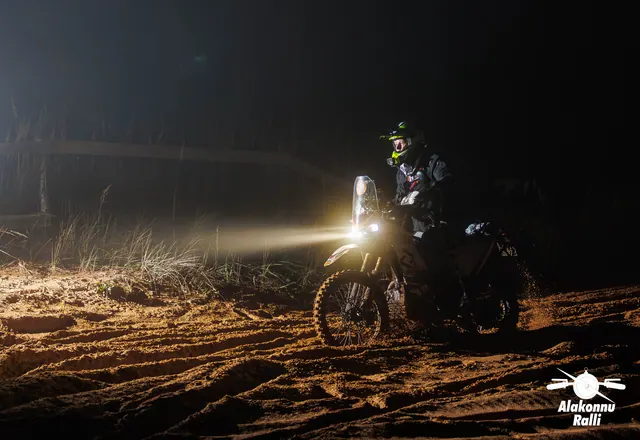Mootorrattur sõidab öisel rajal esitule valguses – Alakonnu Ralli 2026, SS1