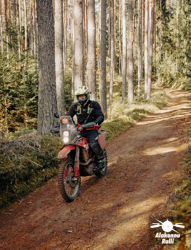 Mootorrattur sügisesel metsarajal – Alakonnu Ralli 2026, SS2 · SS3