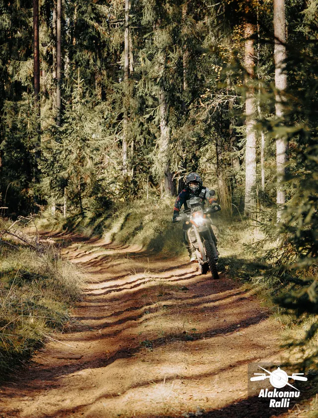 Mootorrattur sügisesel metsarajal – Alakonnu Ralli 2026, SS2 · SS3
