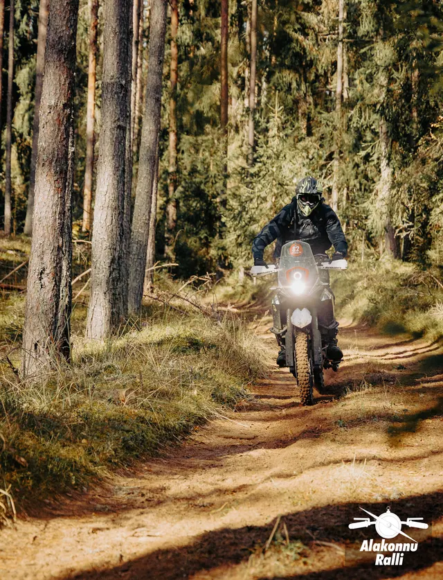 Mootorrattur sügisesel metsarajal – Alakonnu Ralli 2026, SS2 · SS3