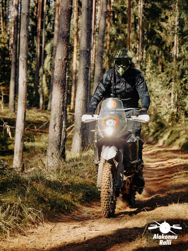 Mootorrattur sügisesel metsarajal – Alakonnu Ralli 2026, SS2 · SS3