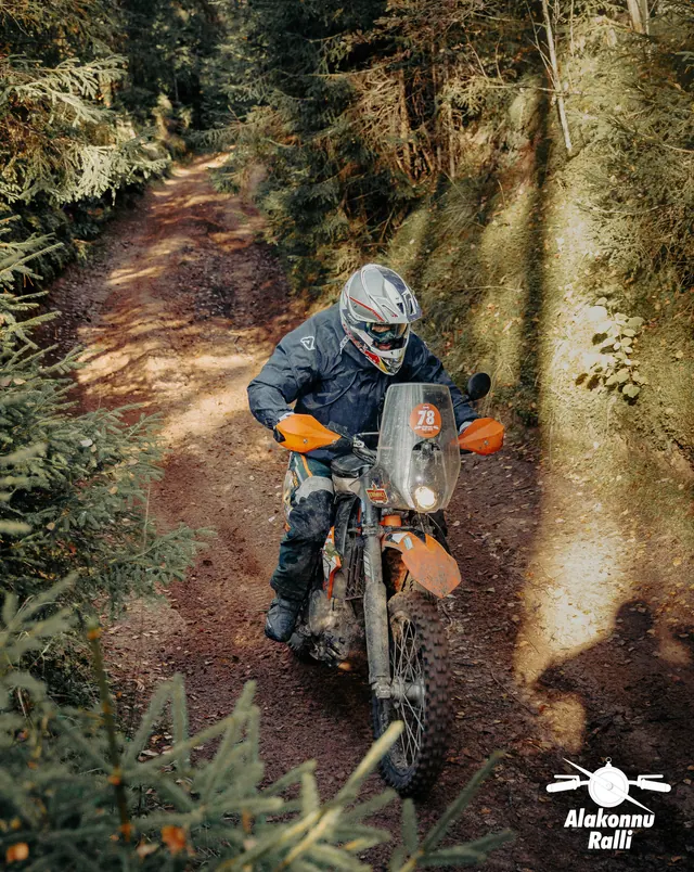 Mootorrattur sügisesel metsarajal – Alakonnu Ralli 2026, SS2 · SS3