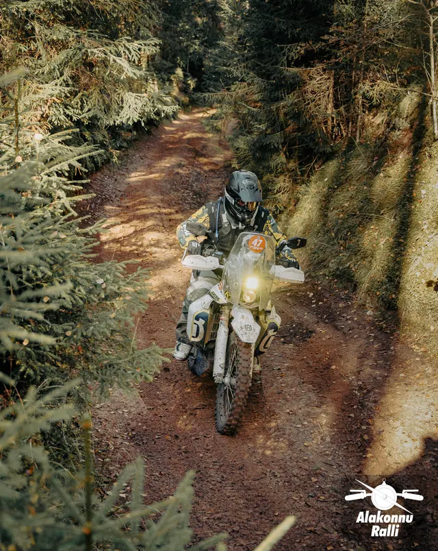 Mootorrattur sügisesel metsarajal – Alakonnu Ralli 2026, SS2 · SS3
